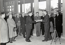 167871 Afbeelding van de opening van het nieuwe N.S.-station Hengelo te Hengelo, met in het midden president-directeur ...